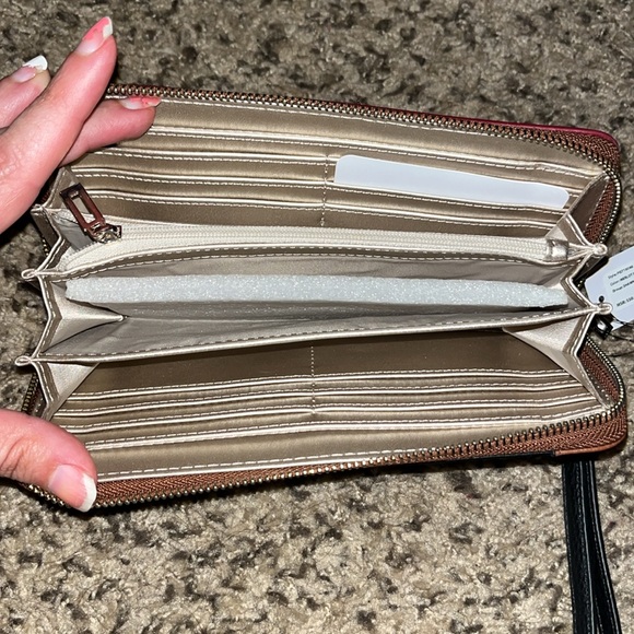 Guess wallet NWT - Picture 2 of 2